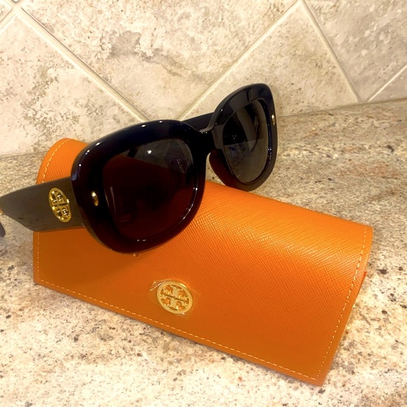 TORY BURCH NEW SUNGLASSES, CASE AND POUCH - Picture 4 of 16